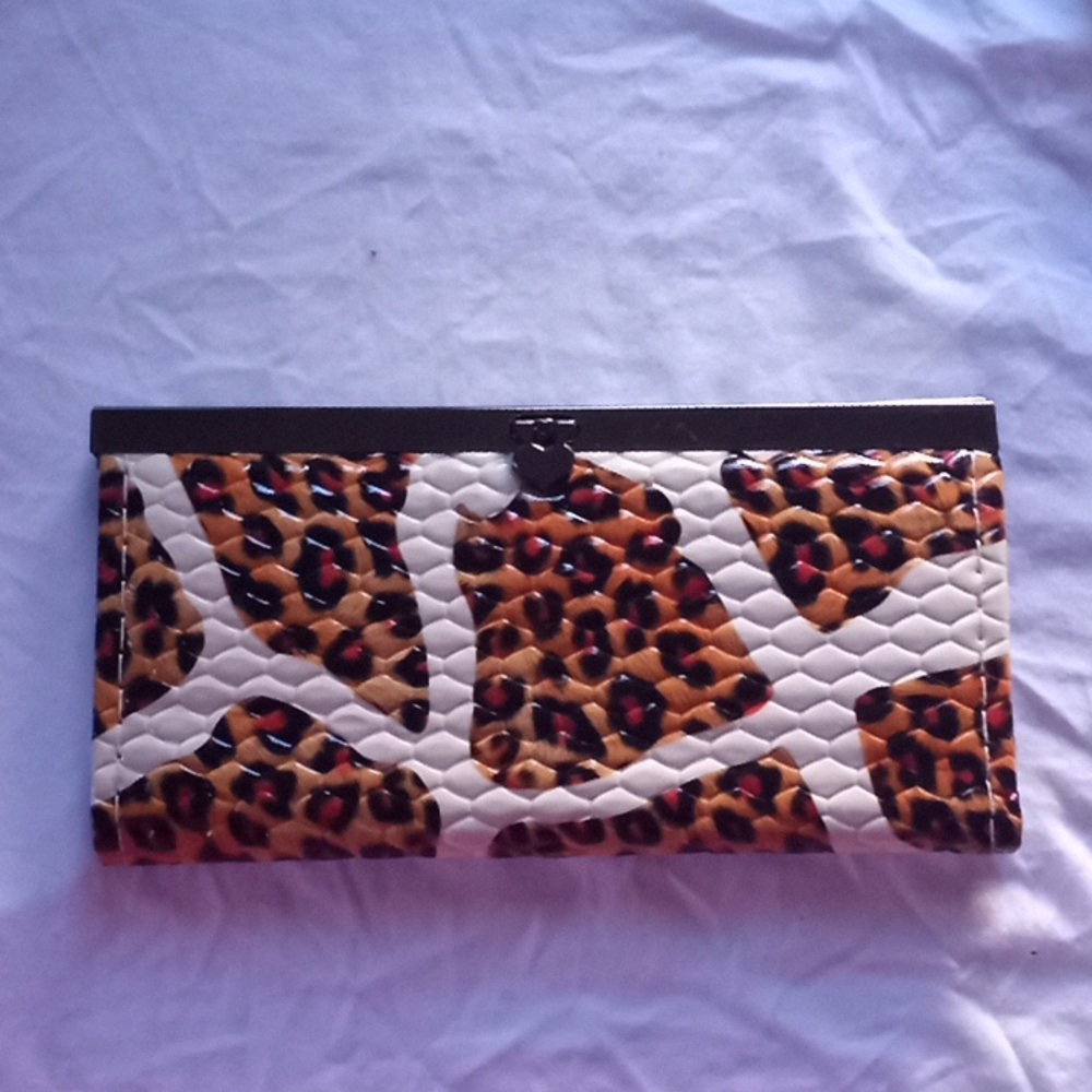 Leopard like print wallet with silver clasp top